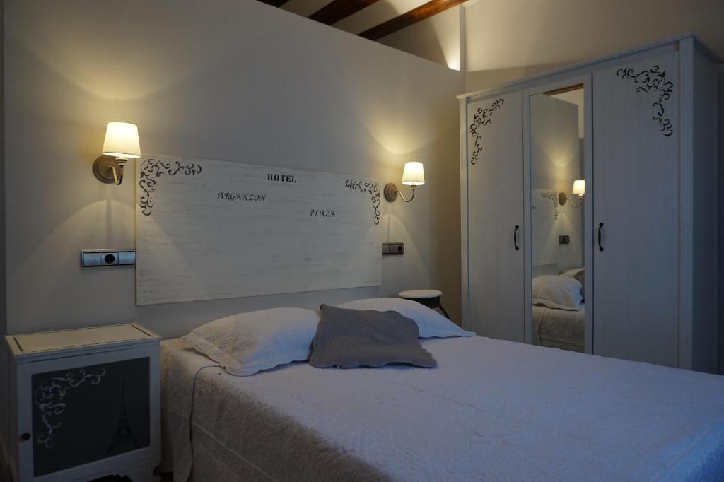 La Puebla de Arganzón阿干宗广场酒店的卧室配有一张床,墙上设有大型白板