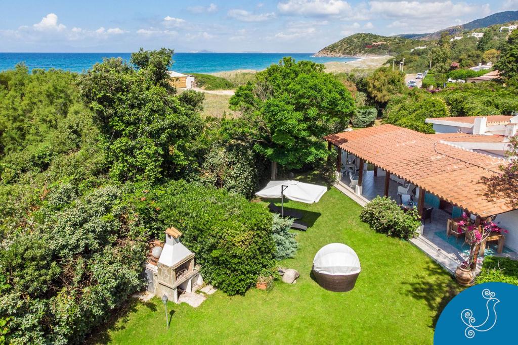 杰若米斯Villa Turchese - Exclusive dimora on the beach的背景中海洋的房屋的空中景观
