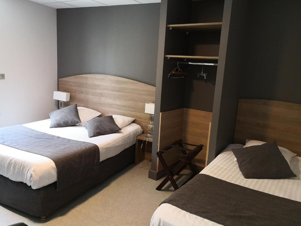 沙拉龙恩河畔沙蒂利翁杜肯梅尔斯酒店的一间酒店客房,房间内设有两张床