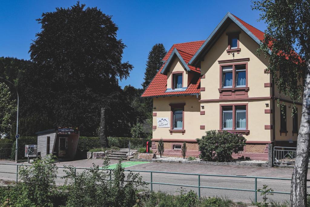 奥滕赫芬Pension Heimat的一座红色屋顶的大房子