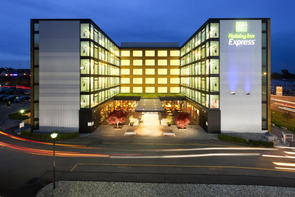 吕姆朗Holiday Inn Express Zürich Airport, an IHG Hotel的建筑的侧面有大标志