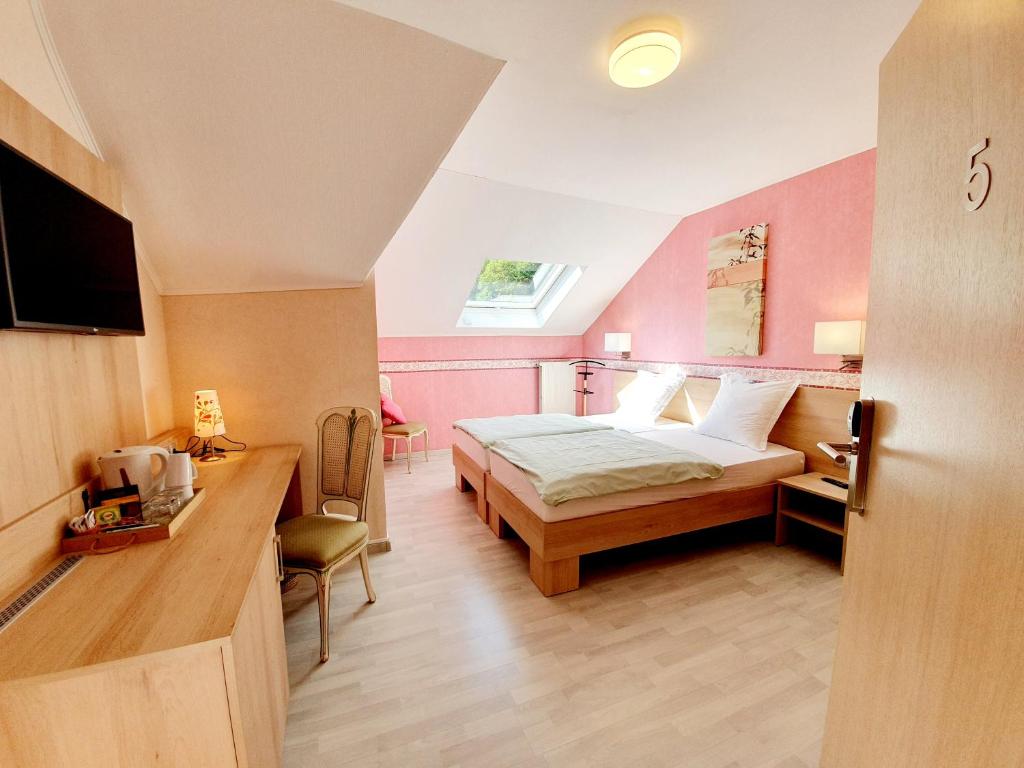 科普斯塔尔维登达尔酒店的一间卧室配有一张床、一张书桌和一台电视。