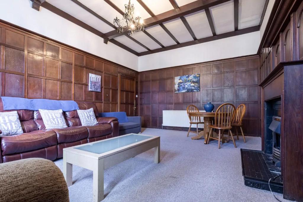 利物浦No 1 - LARGE 1 BED NEAR SEFTON PARK AND LARK LANE的客厅配有沙发和桌子