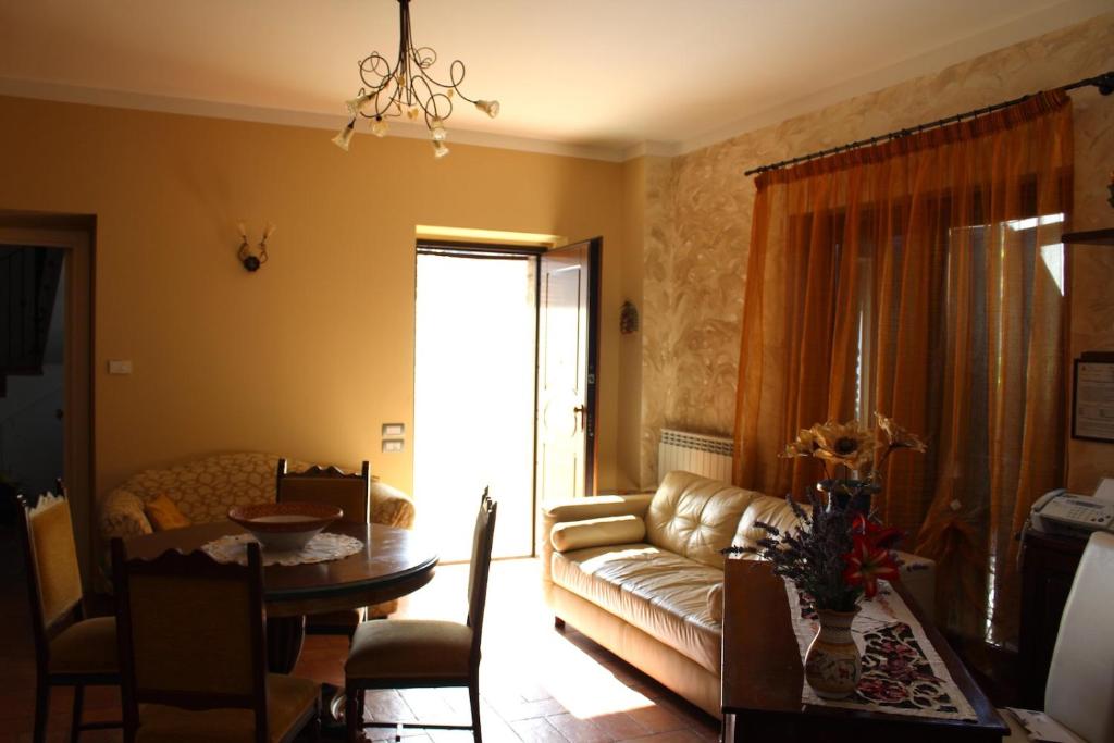 圣塞韦里诺马尔凯拉索格特德索乐乡村民宿的客厅配有沙发和桌子