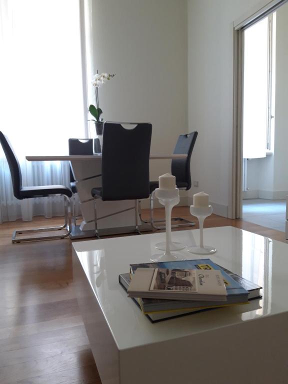 的里雅斯特Appartamento Tergesteo的客厅配有玻璃桌和椅子