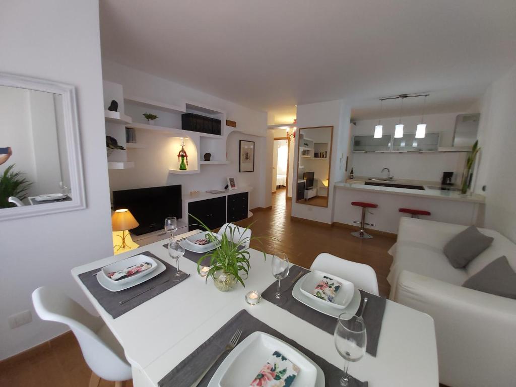 厄尔梅达诺A&A El Médano Apartment AIRE, WIFI, CANALES TV的客厅配有白色桌子和白色沙发