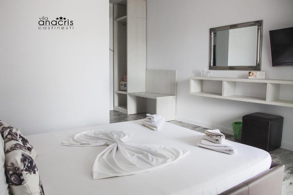 科斯蒂内什蒂Anacris Guesthouse的白色的客房设有镜子和水槽
