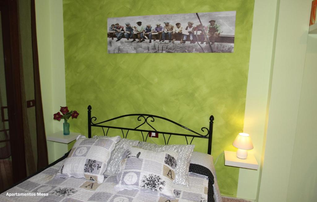 巴耶格兰雷伊梅萨公寓的卧室配有一张挂在墙上的床铺