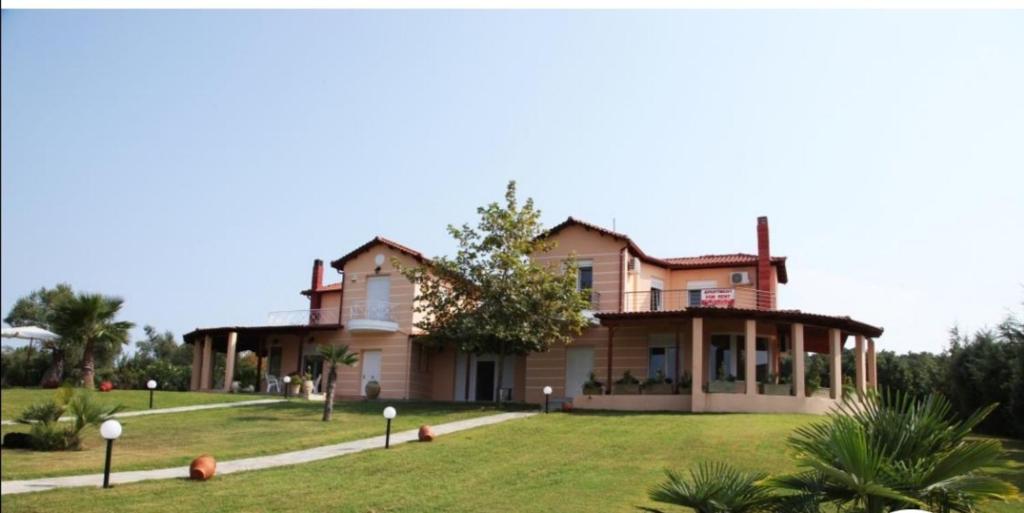 卡兰兹拉Wonderful Villa with great view in Posidi-Kalandra的草地上的大型房子