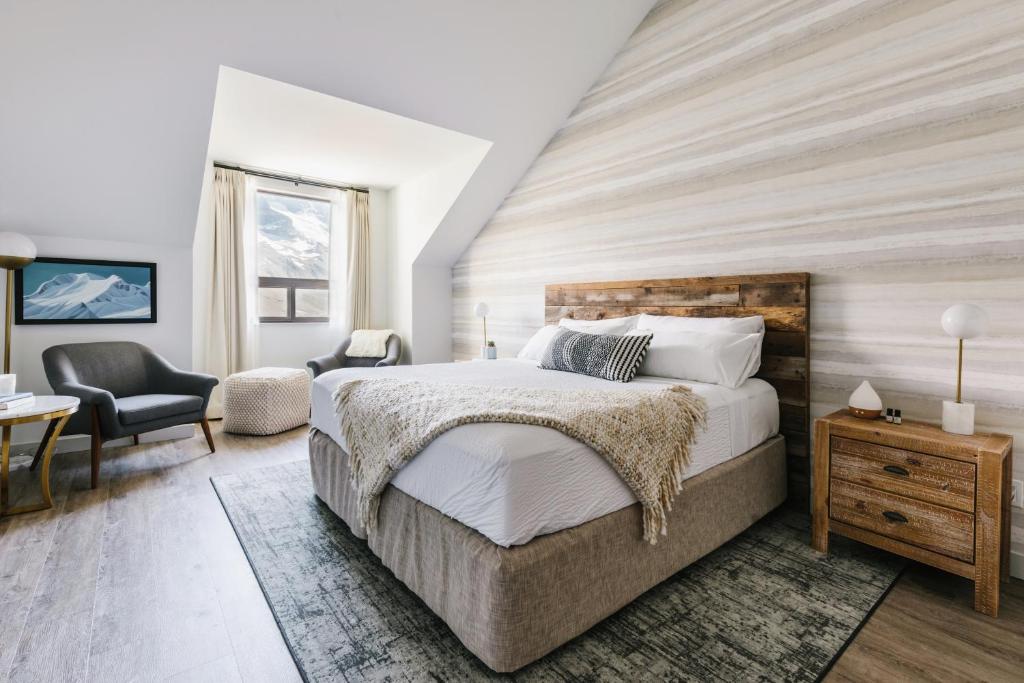 普塔Glacier View Lodge的一间卧室配有一张床、一张桌子和一把椅子