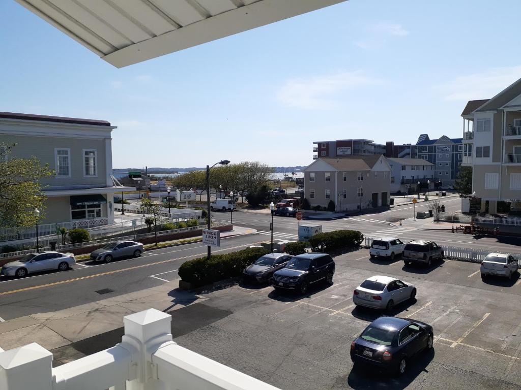 大洋城Atlantic Breeze Motel &amp; Apartments的停车场停放的汽车