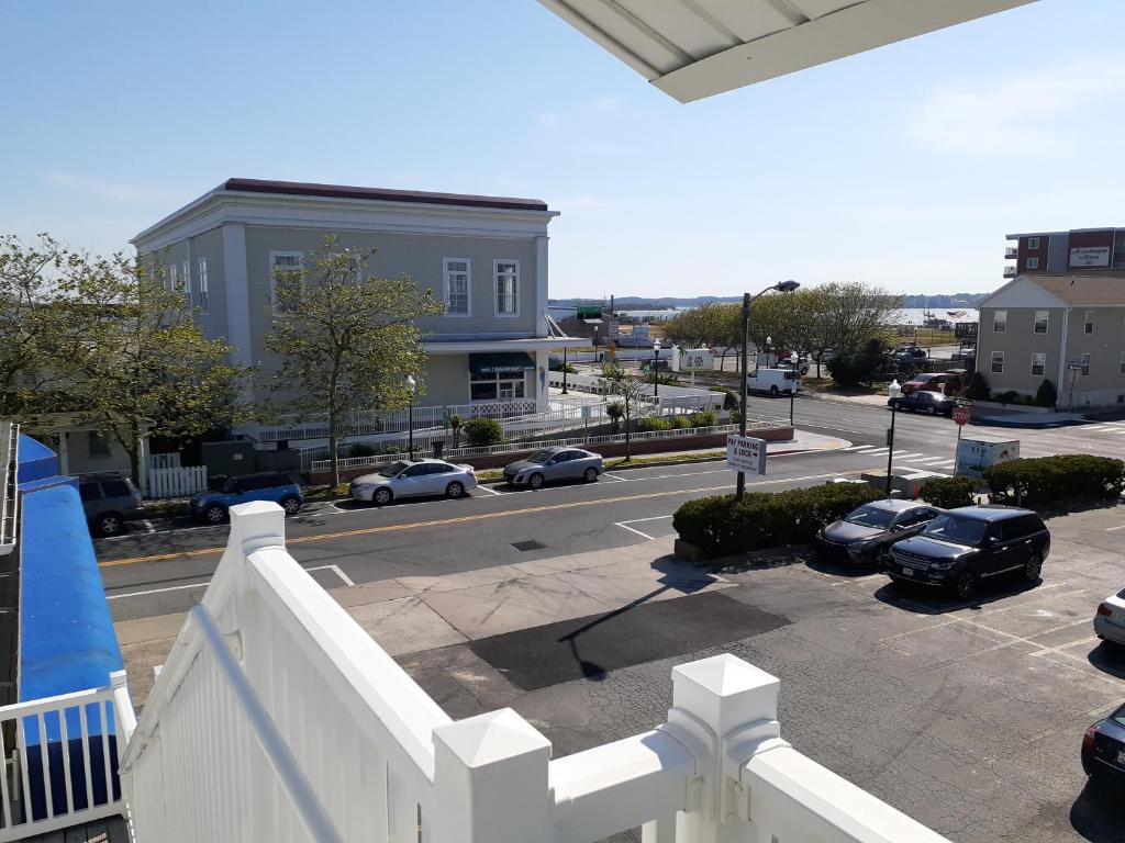 大洋城Atlantic Breeze Motel &amp; Apartments的停车场内停车的街道景色
