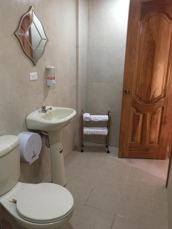 塔巴贝拉Tababela Airport B&B的浴室配有白色卫生间和盥洗盆。