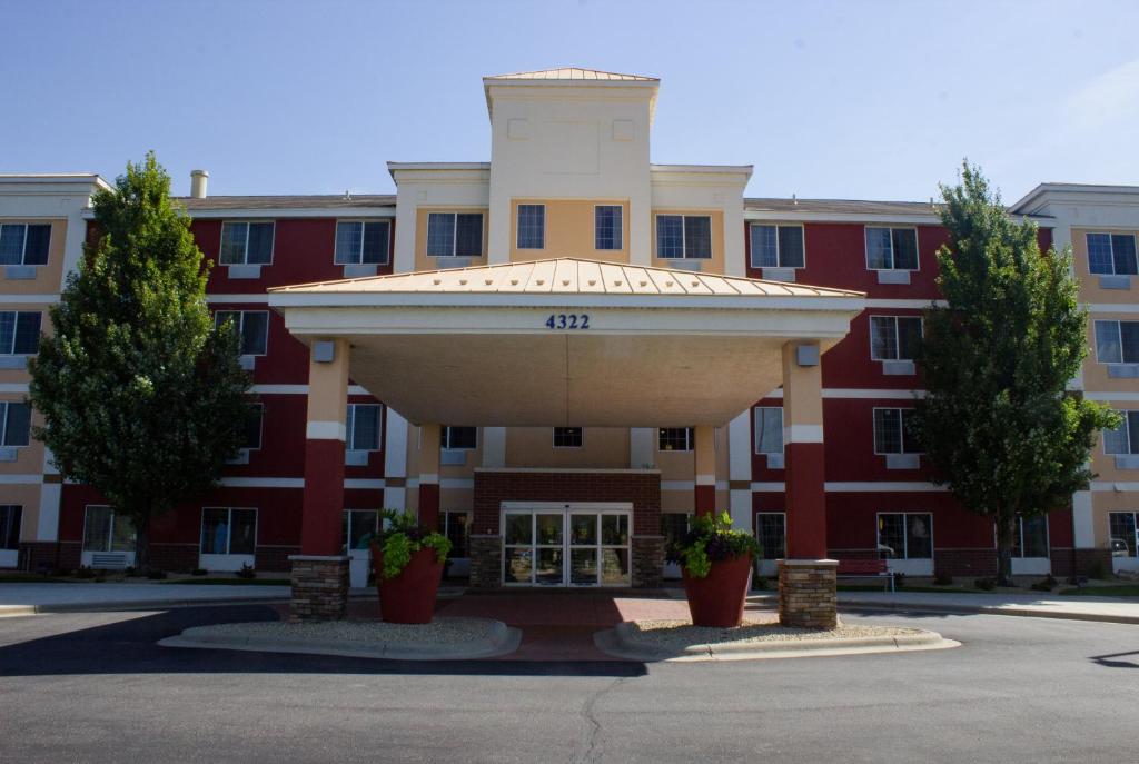 圣克劳德Holiday Inn Express and Suites St. Cloud, an IHG Hotel的前面有遮阳篷的大建筑