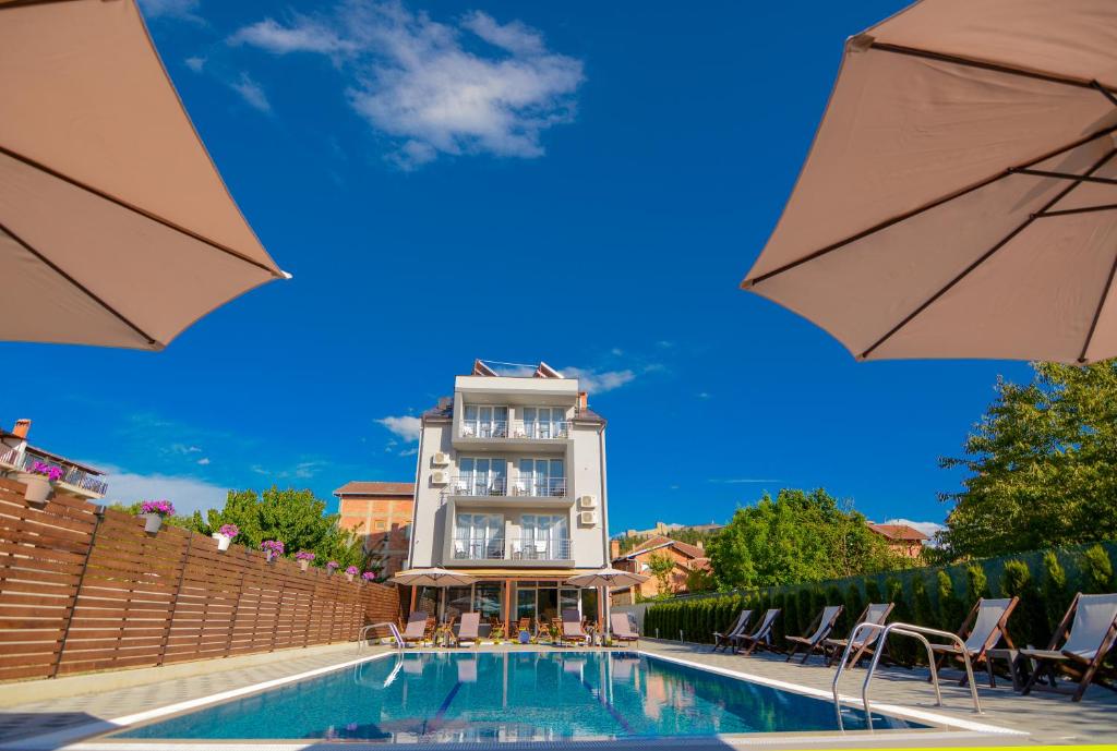 奥赫里德Villa Kotlar的大楼前设有游泳池的酒店
