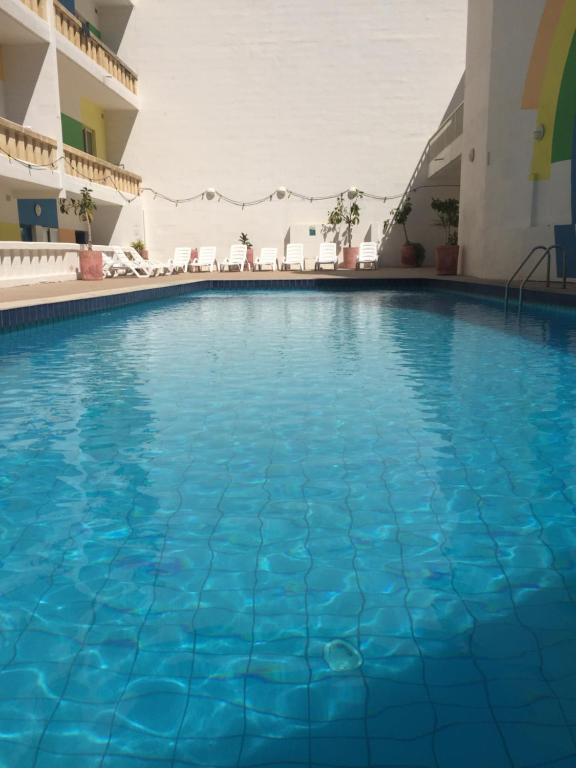 姆西达NSTS校园公寓旅馆的蓝色水中的酒店的游泳池