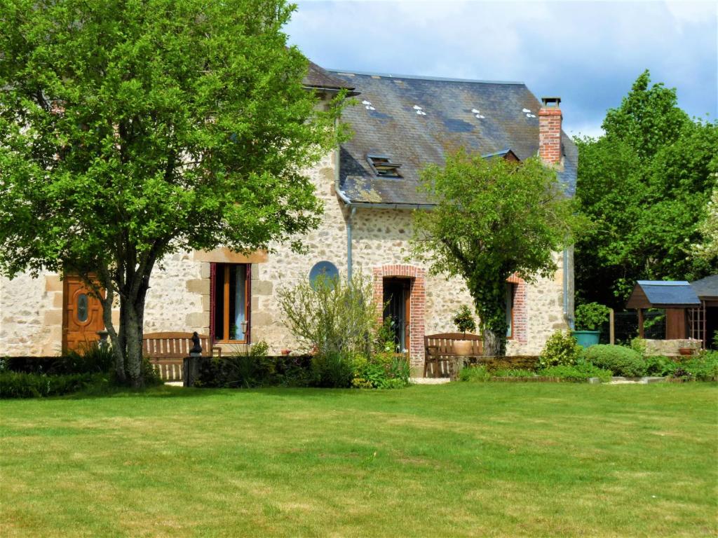 VieillevilleEen prachtige Gîte in Frankrijk Chez Gerard的一座带草地庭院的大型石屋
