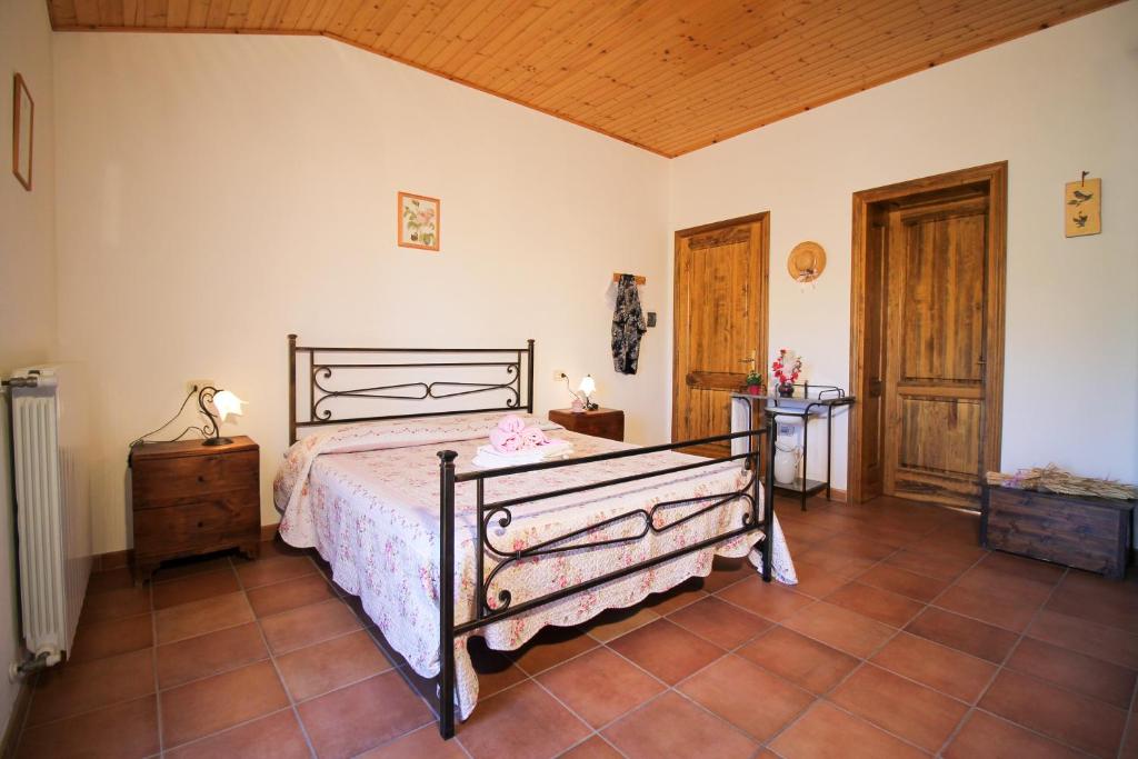 斯坎萨诺MacchiaPiana的一间卧室设有一张床和木制天花板