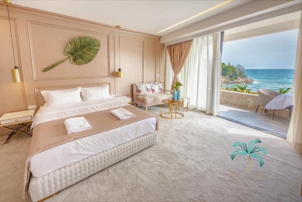乌尔齐尼Plaza Hotel&SPA的一间带大床的卧室,享有海景