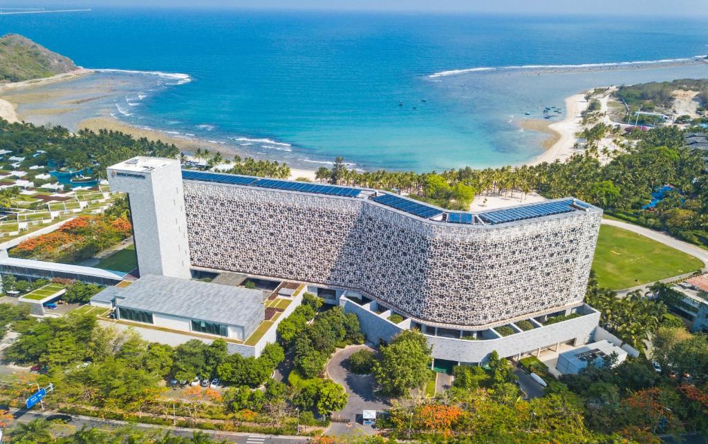 三亚三亚半山半岛洲际度假酒店的海滩旁一座建筑的空中景观