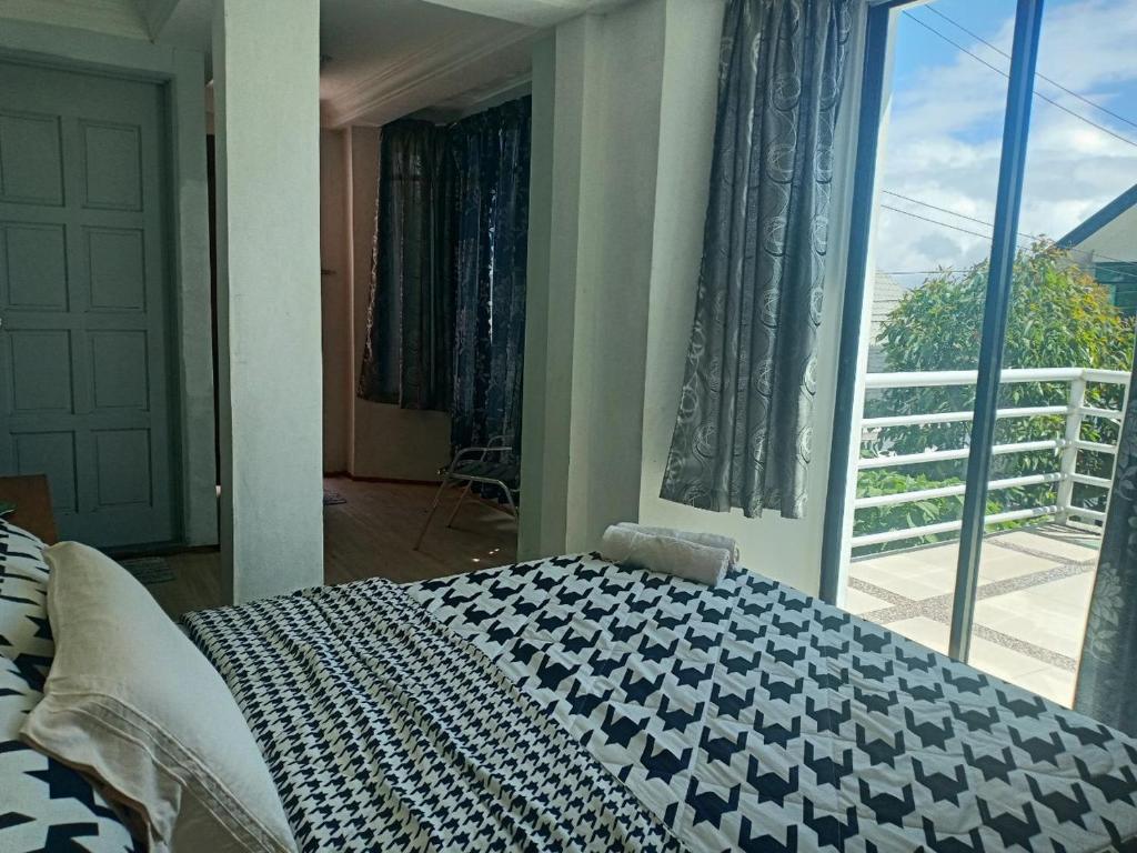 昆达桑Seribu 1 Homestay Single Room的一间卧室设有一张床和一个大窗户