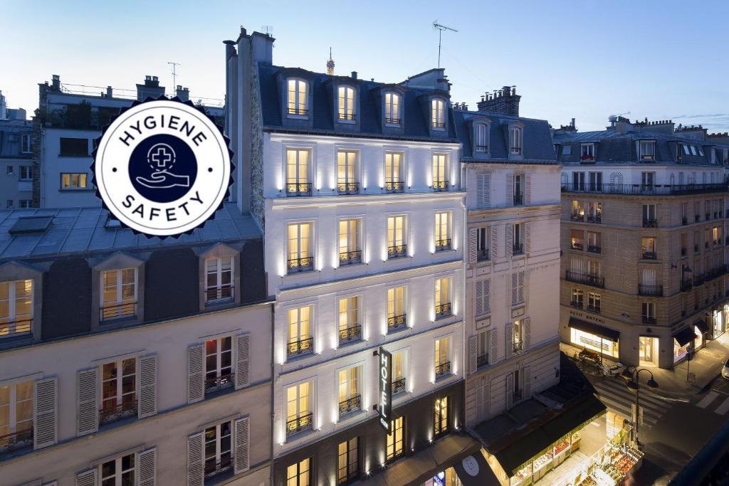 巴黎德克勒酒店 的建筑的侧面有时钟