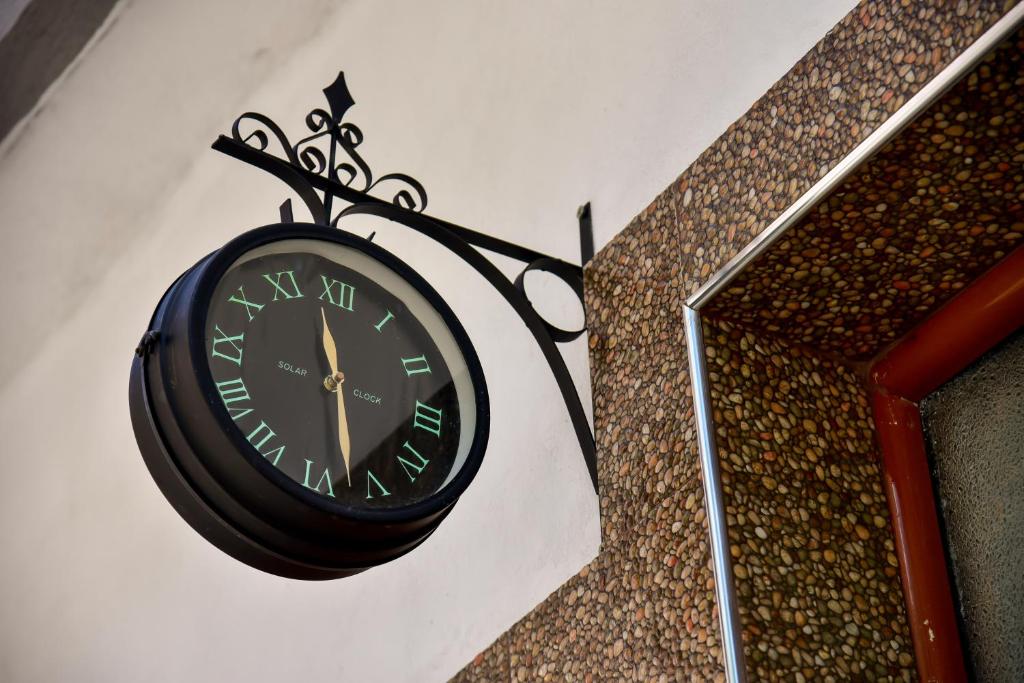 吉诺卡斯特THE OLD TOWN CLOCK的挂在墙上的黑色钟