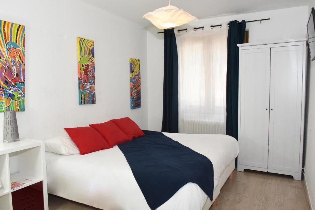 巴斯洛内特巴尔瑟洛内特普拉塞特酒店的一间卧室配有红色和蓝色的床
