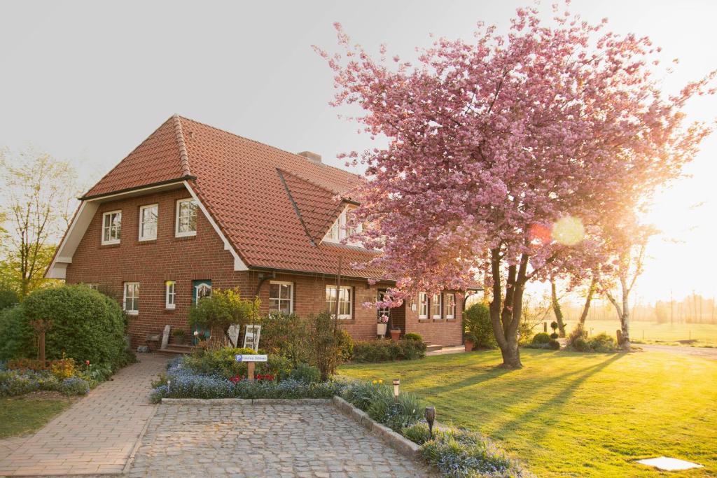 HechthausenFerienhaus Ostebogen的院子里有花树的房子