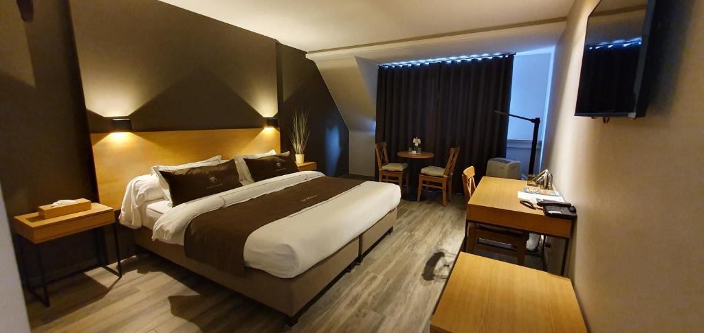 阿夫利赫姆新福克斯酒店的酒店客房设有一张大床和一张书桌。
