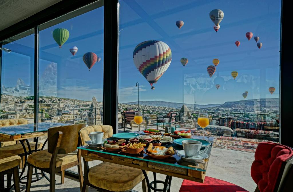 格雷梅Arinna Cappadocia的一张桌子,上面放着食物和热气球