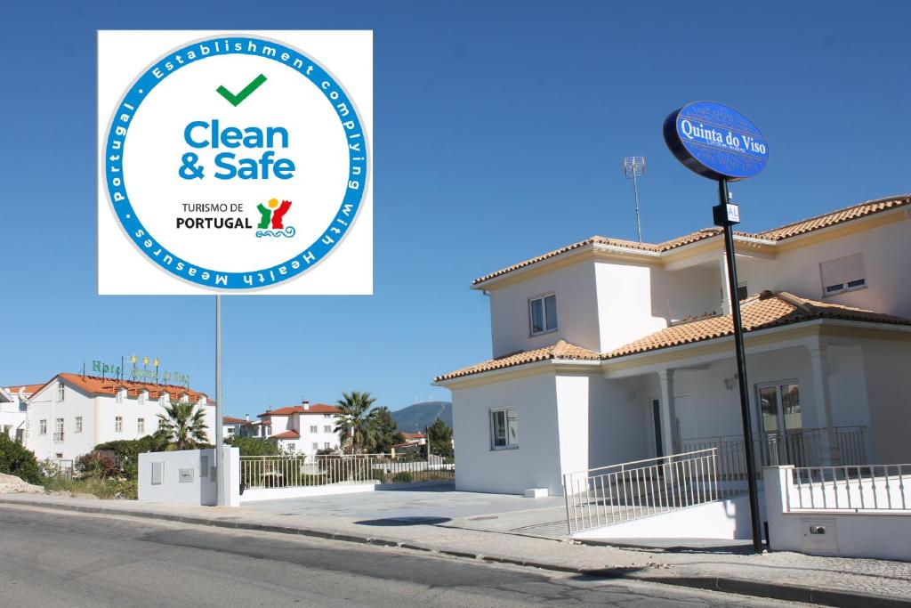 科尔武河畔米兰达Quinta do Viso Alojamento Local的房屋前有清洁安全标志