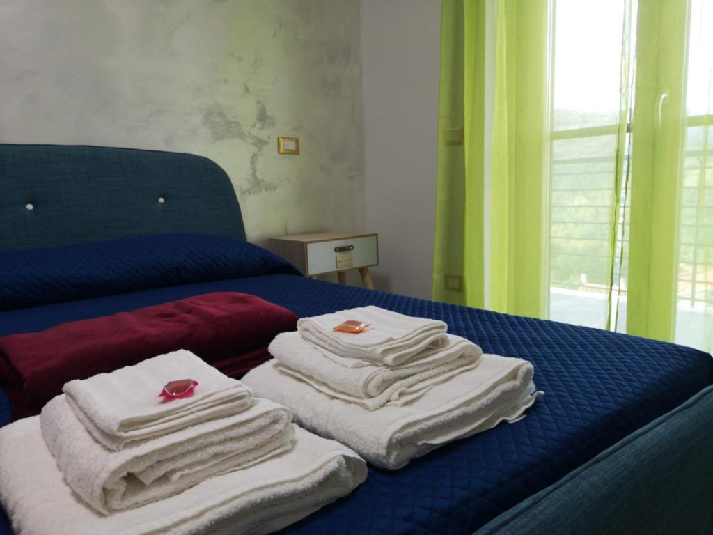 LenolaB&B La Collina del Sole的床上的一大堆毛巾