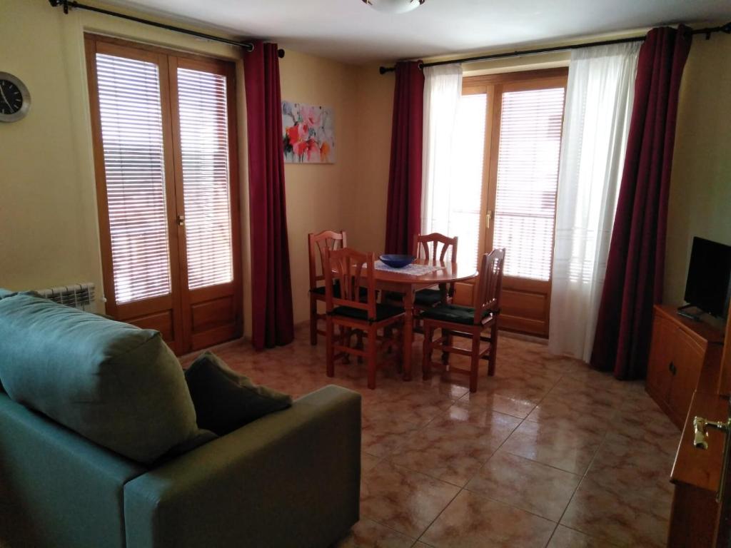 莫雷拉Casa Placet de Sant Joan Apto的客厅配有沙发和桌椅