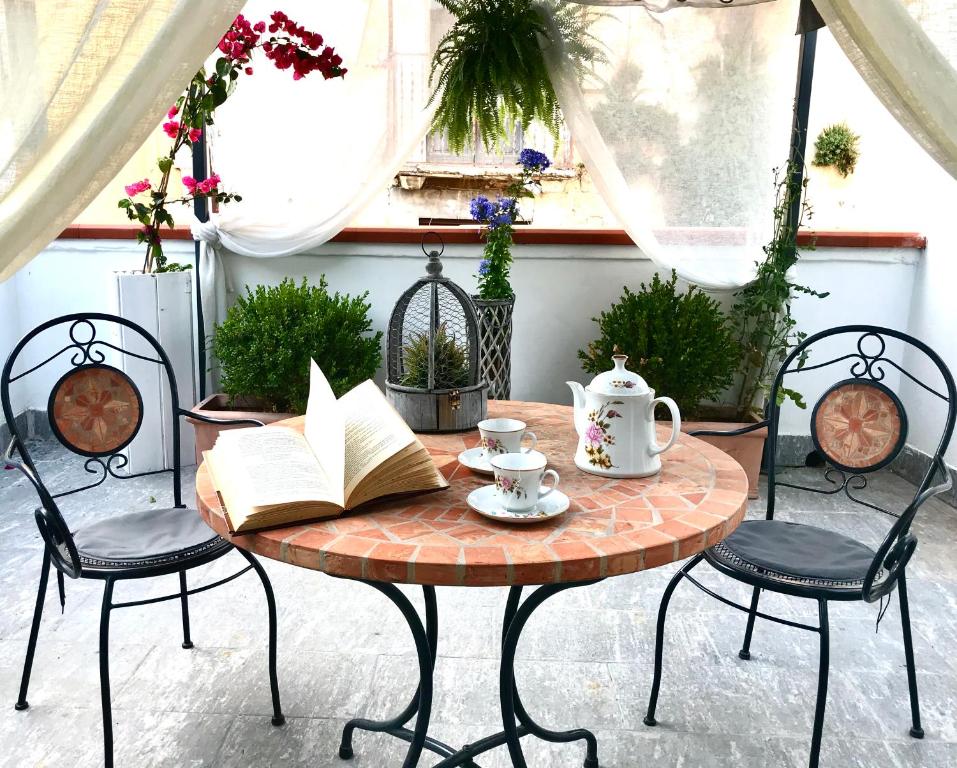 巴列塔B&B Le Statuine的桌椅,书本和咖啡