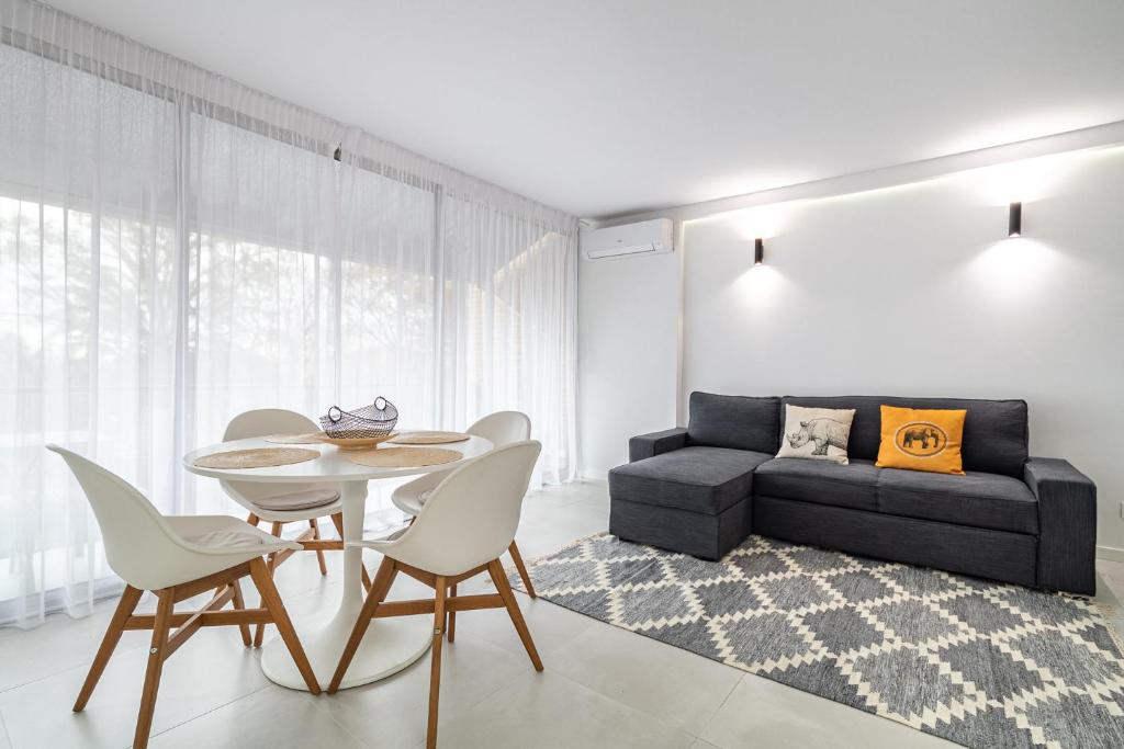 巴塞罗那Comtal homey apartments的客厅配有桌椅和沙发
