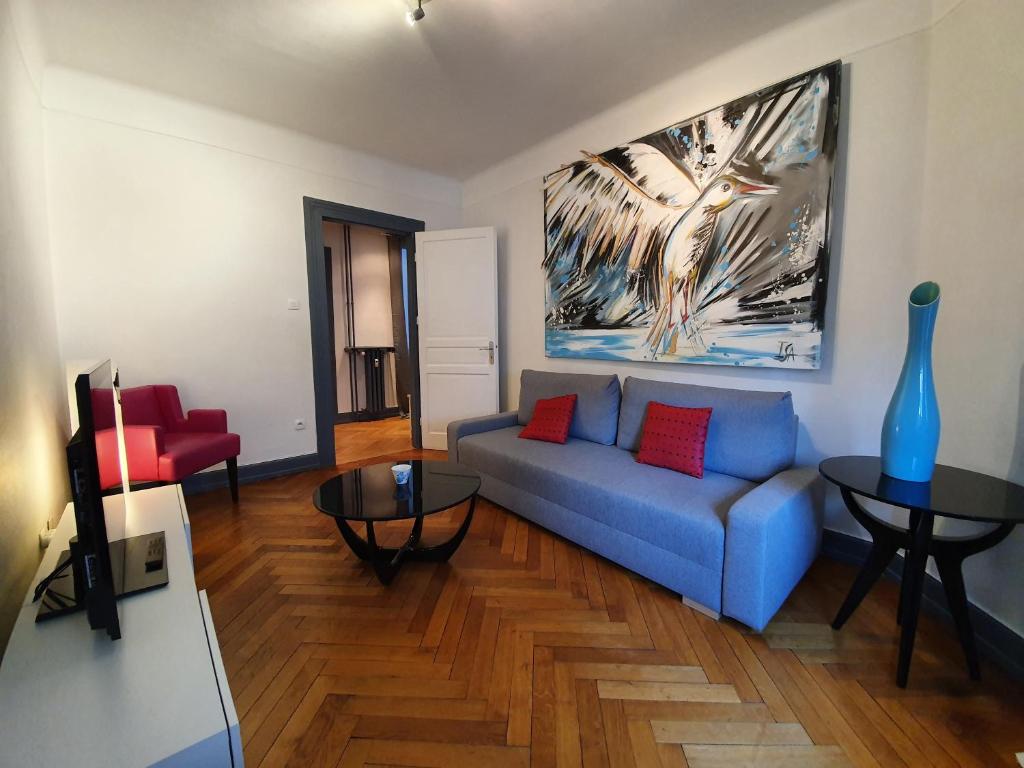 斯特拉斯堡Appartement Strasbourg Cathédrale的客厅配有蓝色的沙发和桌子