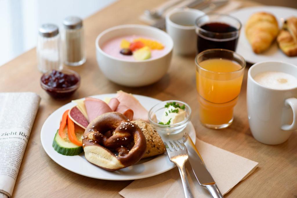 哥廷根Holiday Inn Express - Goettingen, an IHG Hotel的一张桌子,上面有一盘早餐食品和饮料