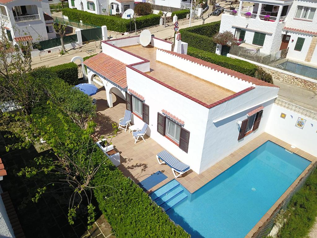 萨尔加Villa Catieta的享有带游泳池的房屋的空中景致