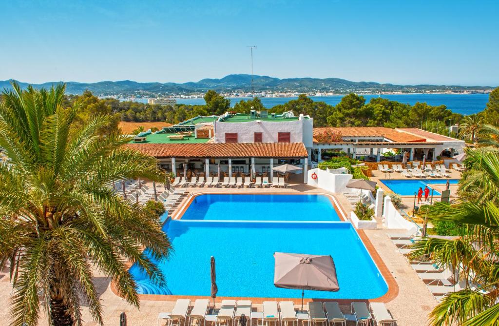 圣安东尼奥伊比沙斯马布尔特拉马里斯酒店的享有带游泳池的度假村的空中景致