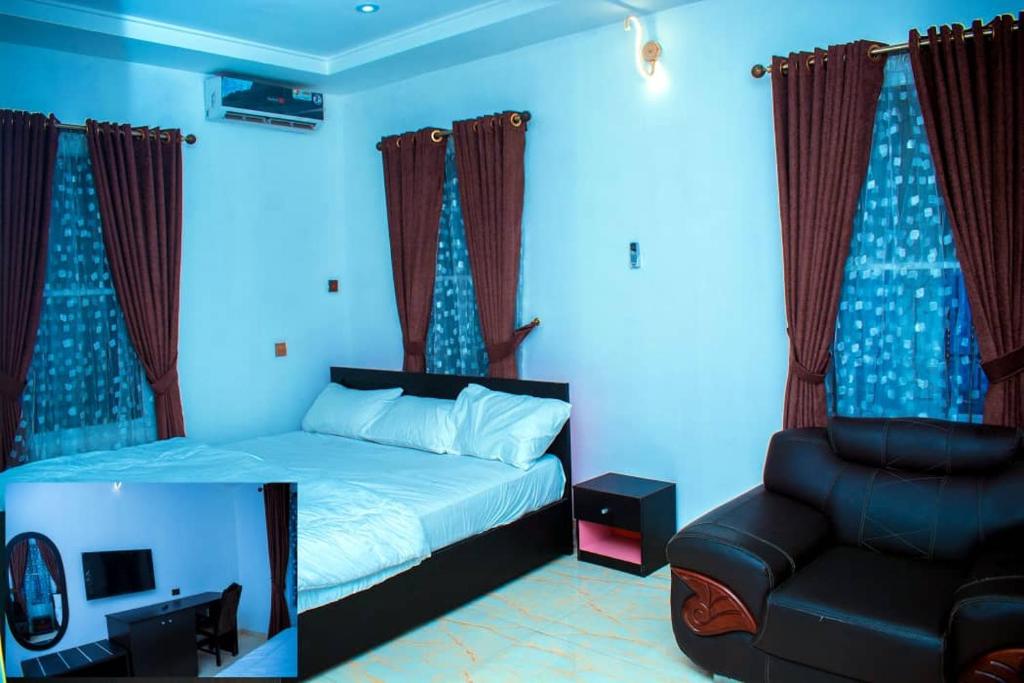 哈科特港Mexiloyd Luxury Rooms & Suites的一间卧室配有一张床和一把椅子