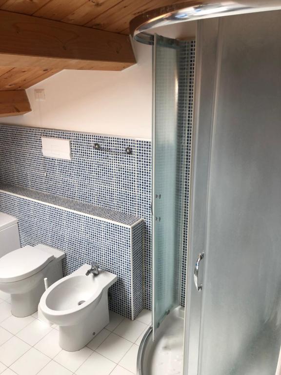 利多迪耶索罗VILLA EMMA -WALTERIGATO Apartments SOLO PER FAMIGLIE的浴室配有卫生间、盥洗盆和淋浴。