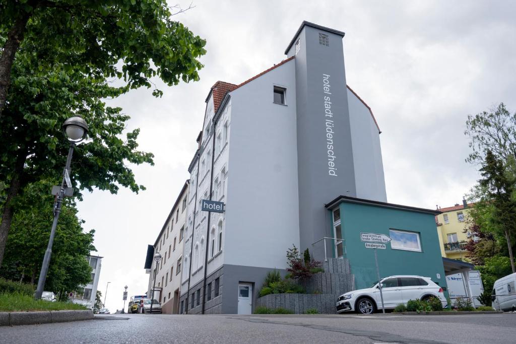 吕登沙伊德吕登沙伊德 斯塔德酒店的前面有停车位的建筑