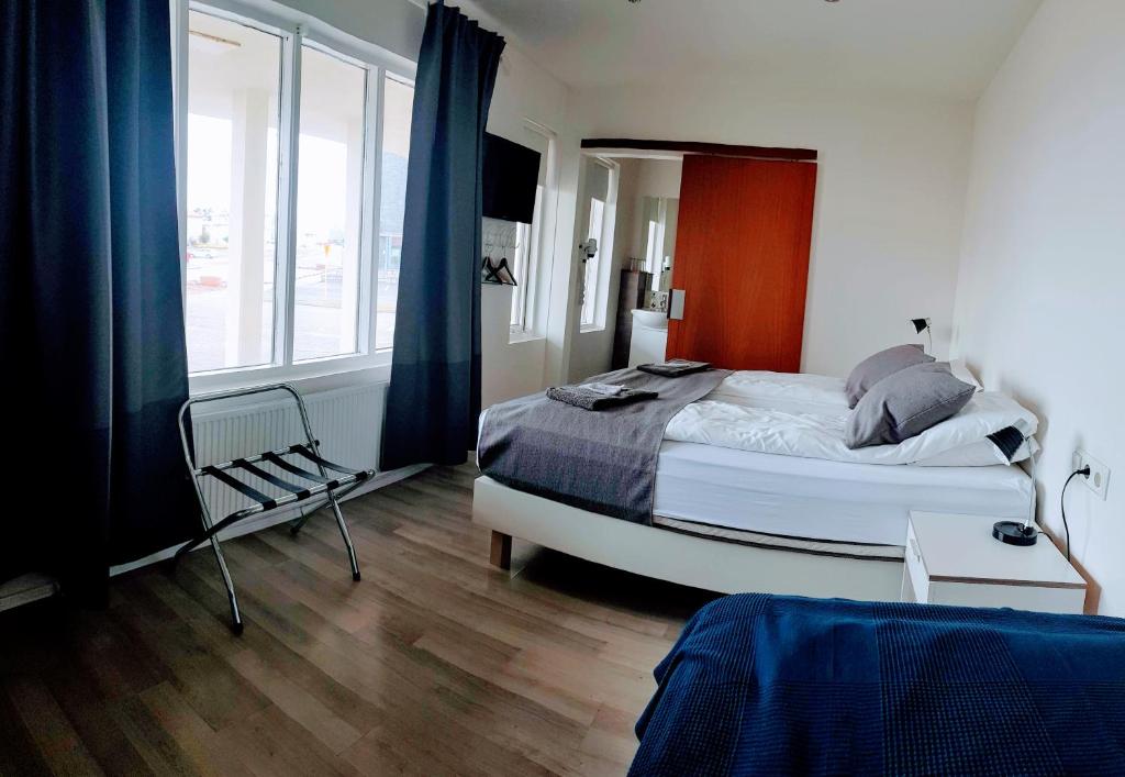 霍芬阿伯特科宾馆的一间卧室设有一张床和一个大窗户