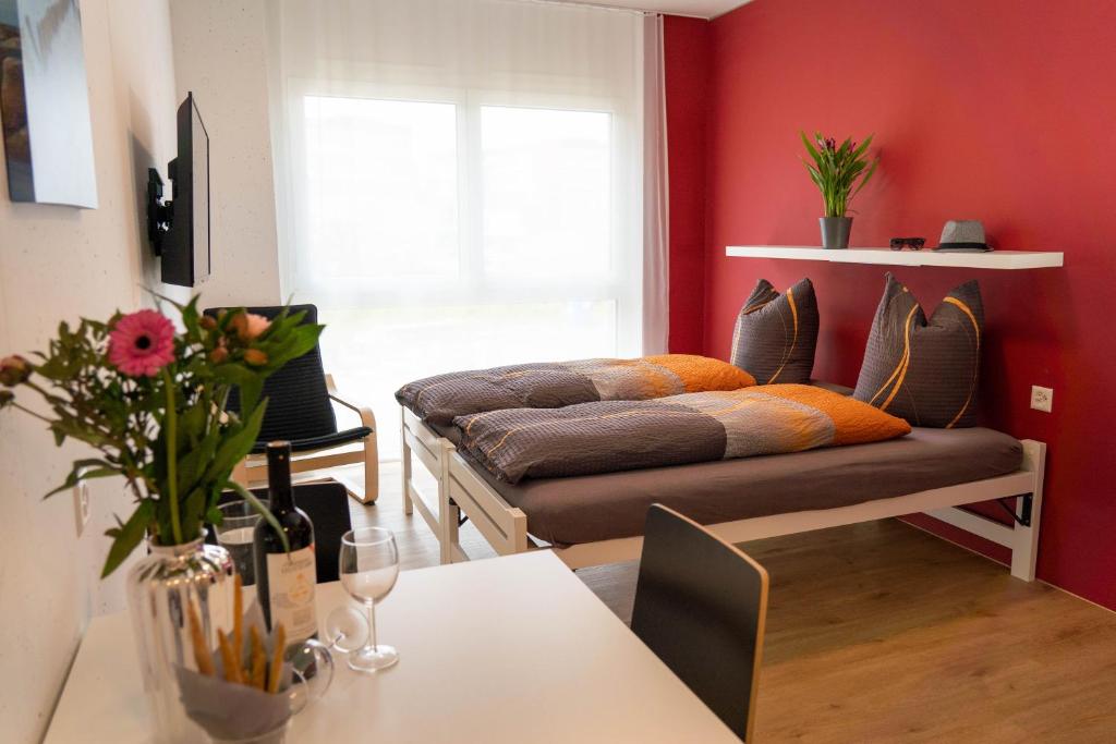 卢塞恩Anstatthotel Horw - self-check-in的客厅配有沙发和桌子