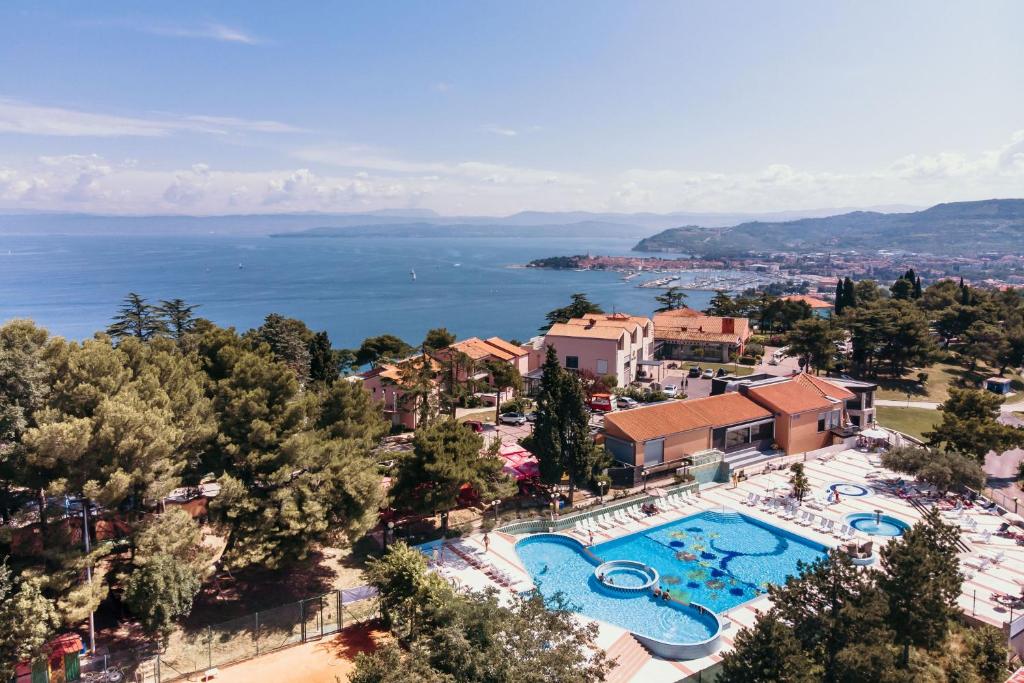 伊佐拉丽城度假酒店的享有度假村的空中景致,设有大型游泳池