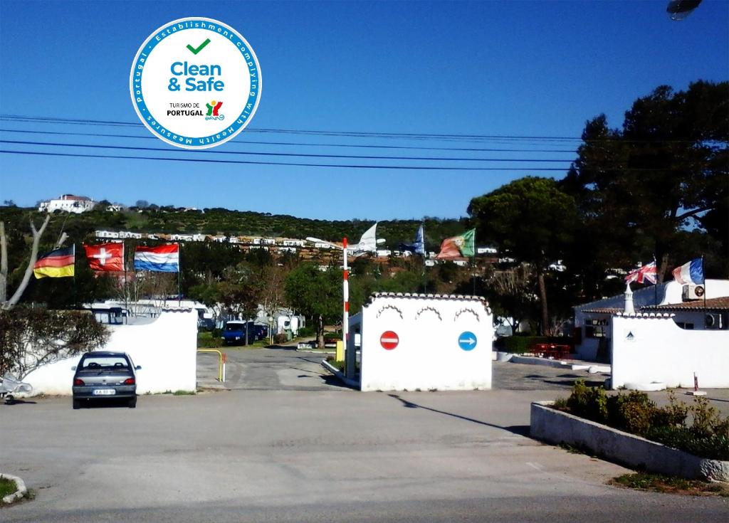 卢斯Parque de Campismo Orbitur Valverde的停车场内有清洁安全标志的停车位