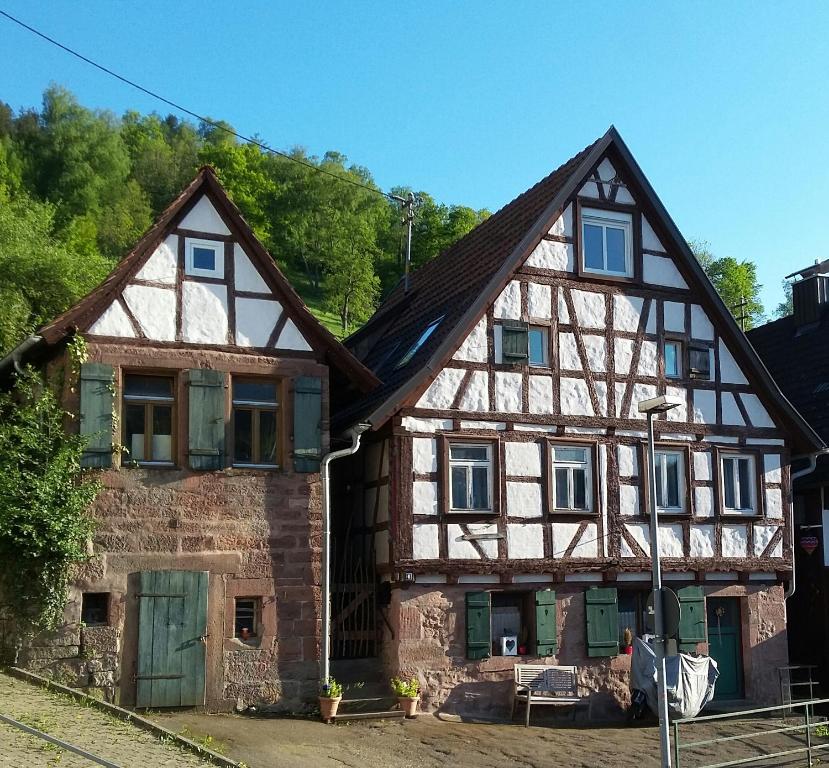 阿尔皮尔斯巴赫Meisterhaus Alpirsbach Wohnung OG的半木结构建筑,有两层