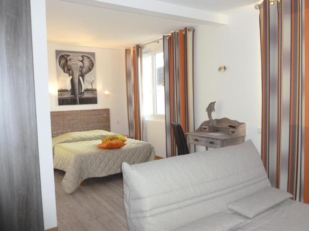 巴讷维尔-卡特里特泽西岛酒店的卧室配有一张床,墙上挂着大象照片