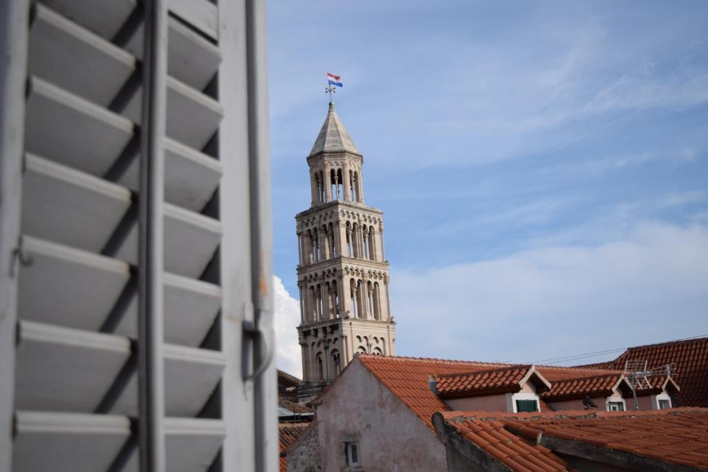 斯普利特Old Town Hostel Split的一座高高的塔楼,楼顶上有一陡峭的陡峭